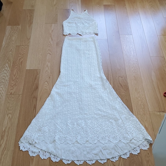 Alice and Olivia Cross Back Matching Lace Set - Picture 3 of 12